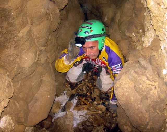 En las cueva y túneles subterráneos 